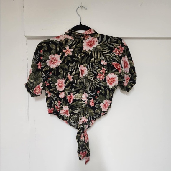 American Eagle Short Sleeved Button Up Top - Picture 2 of 3